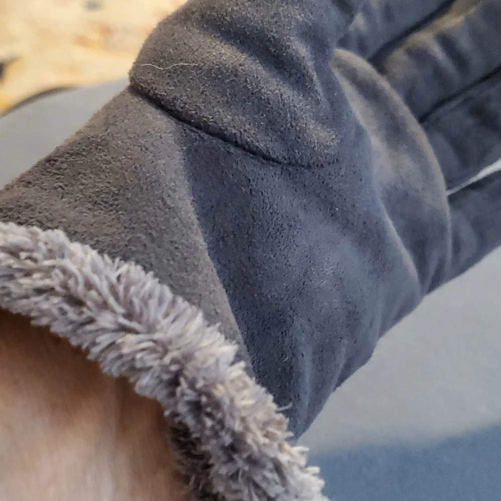 Gray cozy woman's winter faux fur lined. Very‎ good used condition.